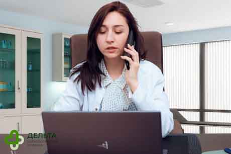 Врач разговаривает по телефону