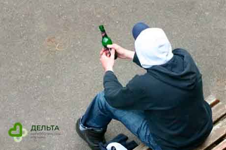 Подросток сидит на скамейке